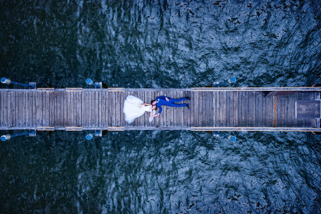 Hochzeitsfotos in Neuruppin am Wasser mit der Drohne
