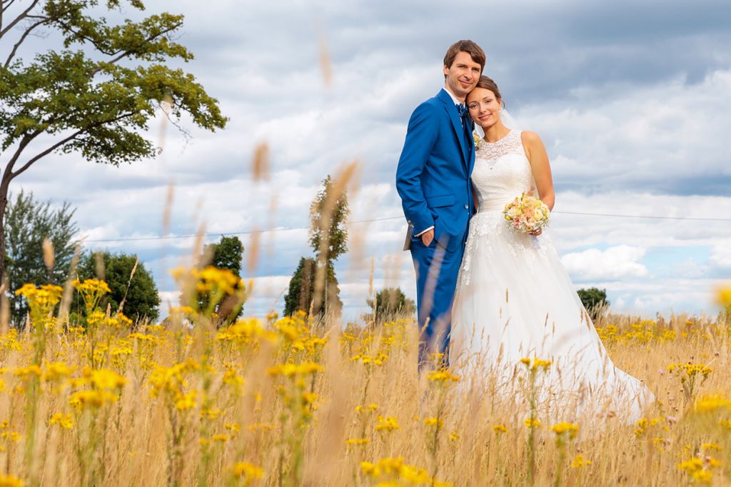 Hochzeitsfotos auf einem Feld in der Nähe von Neuruppin