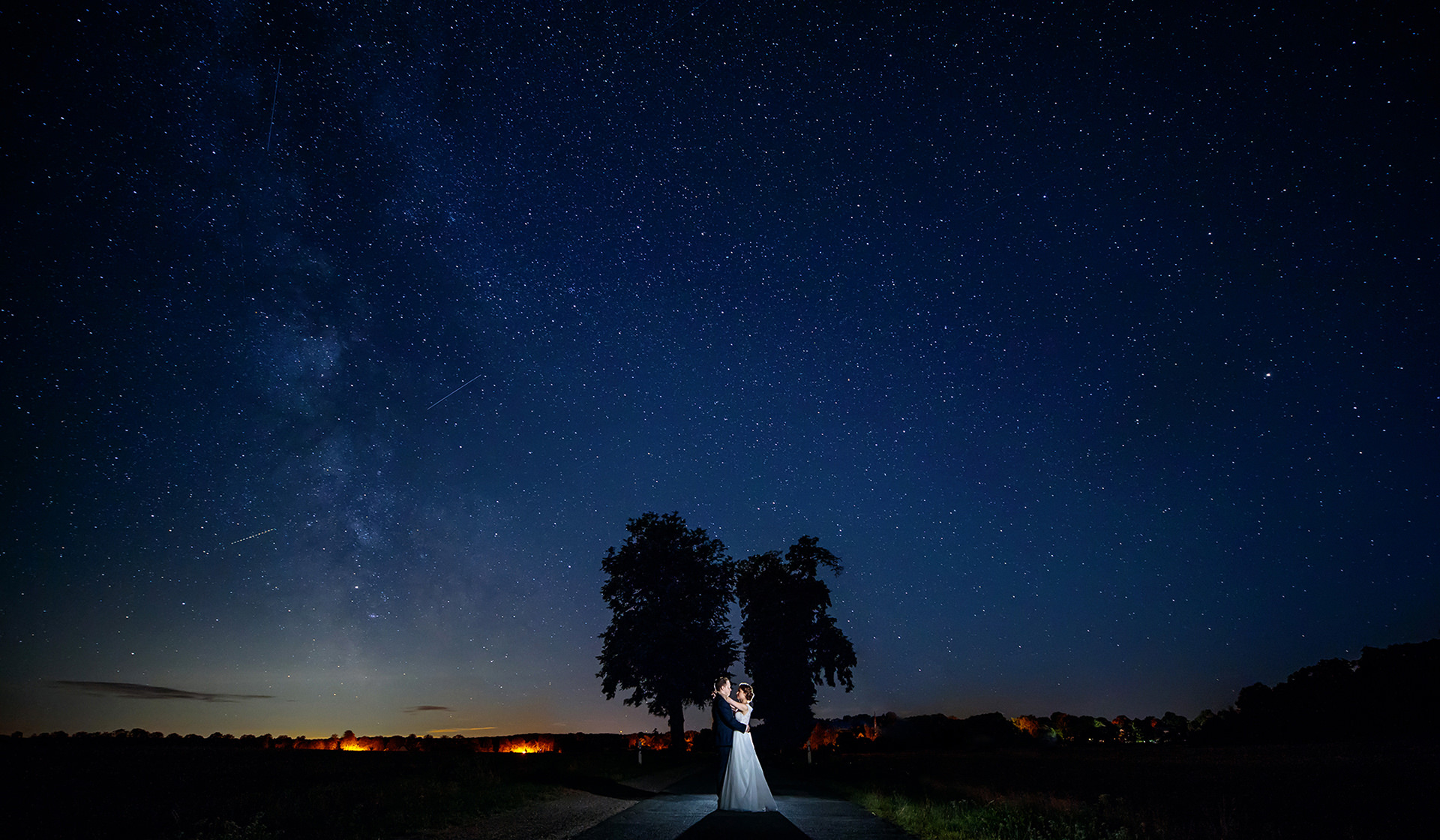 Hochzeitsfotografie Potsdam Brautpaar unter dem Sternenhimmel in Brandenburg
