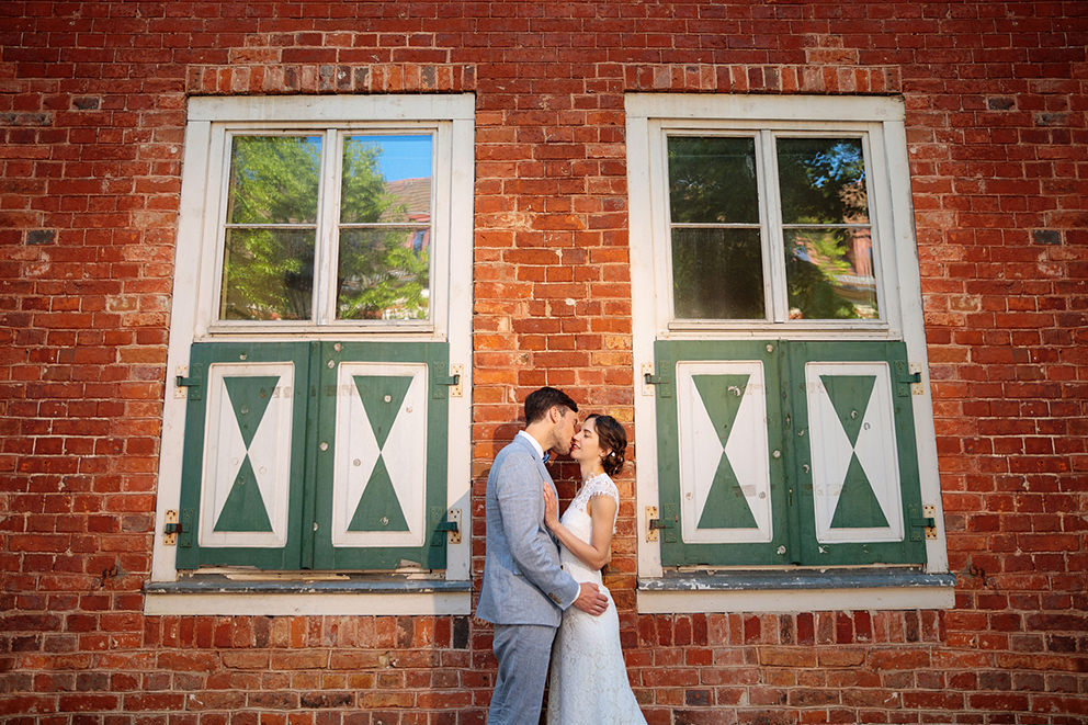 Hochzeitspaar nach der Trauung im Holländischen Viertel in Potsdam in einem Foto, dass die auf vielen Hochzeiten zu zweit arbeitenden Fotografen Reinhardt & Sommer aus Potsdam durch den Einsatz eines Blitzes in Form eines Herzes aufgehellt haben Hochzeitspaar nach der Trauung im Holländischen Viertel in Potsdam in einem Foto, dass die auf vielen Hochzeiten zu zweit arbeitenden Fotografen Reinhardt & Sommer aus Potsdam durch den Einsatz eines Blitzes in Form eines Herzes aufgehellt haben
