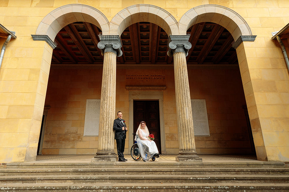 Hochzeitspaar mit Rollstuhl vor der Friedenskirche in Potsdam