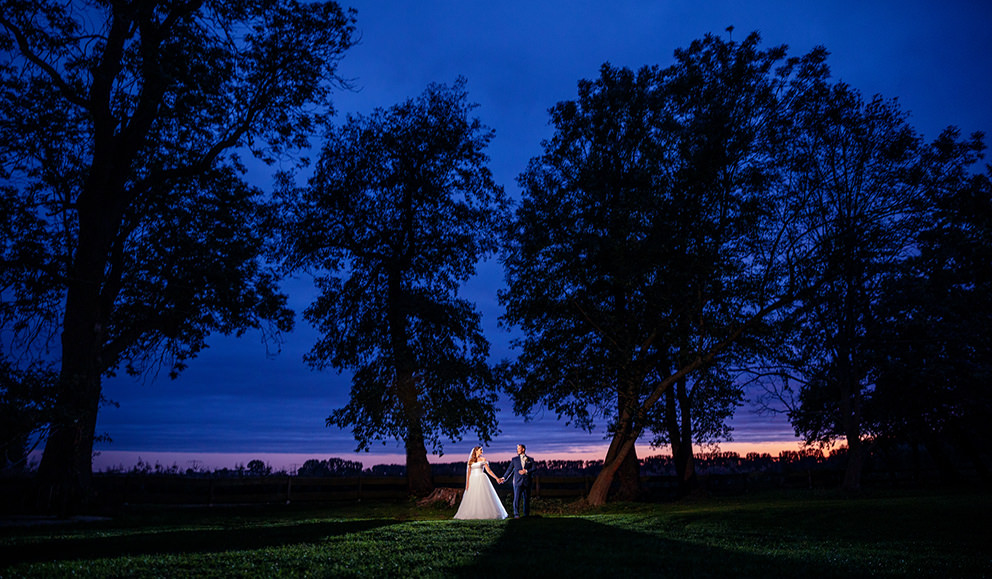 Im Abendlicht erleuchtet das Paar