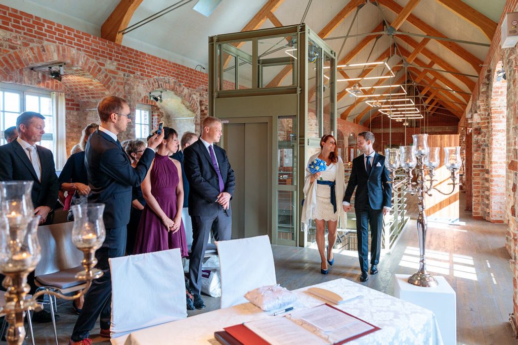 Das Brautpaar kommt im Trauungsraum auf der Burg Storkow an