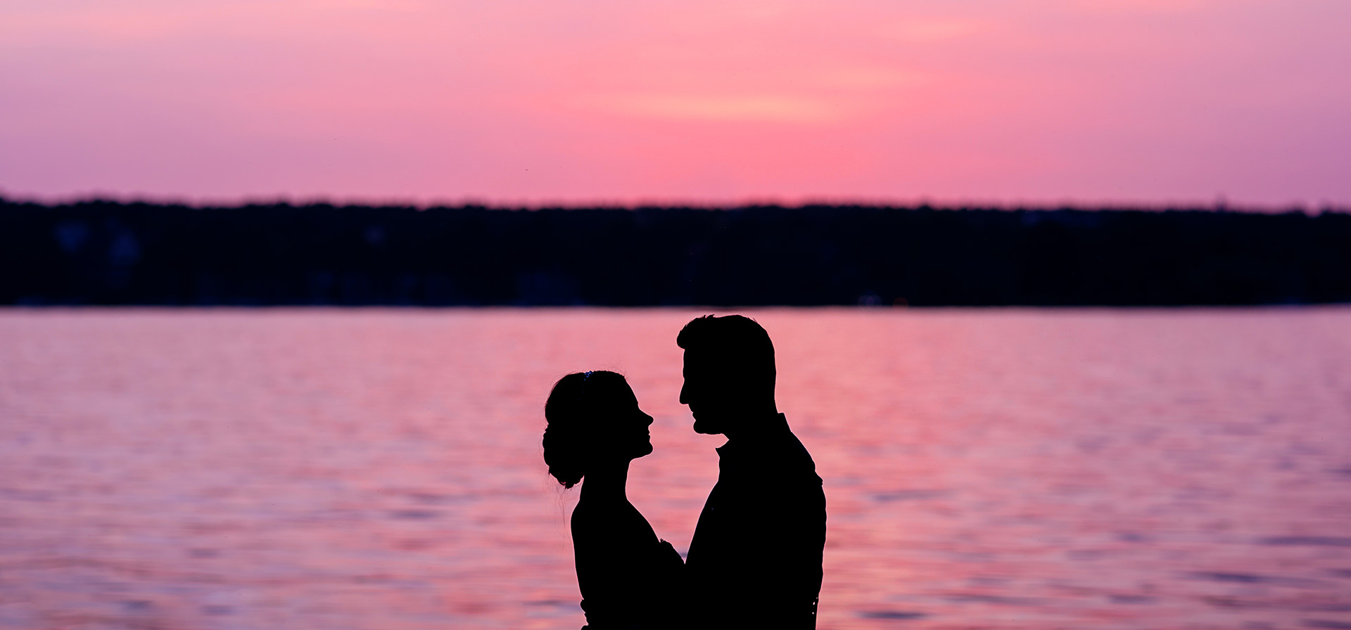 Silhouette eines Hochzeitspaares in Berlin Wanssee
