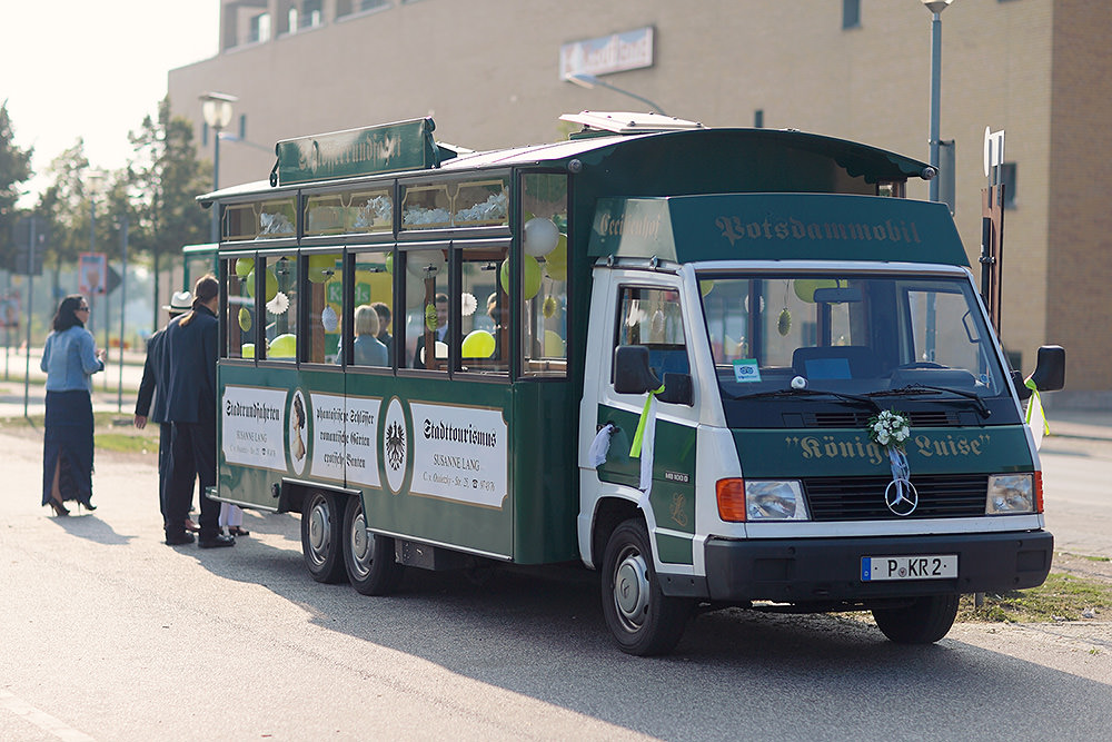 Dieser Bus brachte die Hochzeitsgäste zur Alten Neuendorfer Anger Kirche