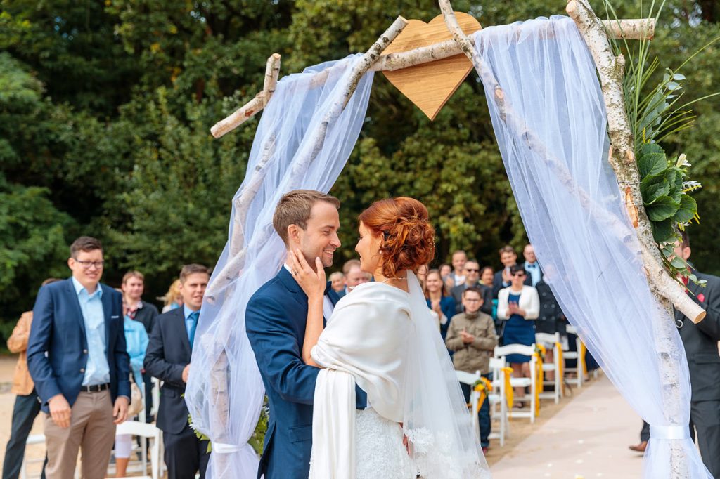 Das Brautpaar küsst sich am Ende der Trauung
