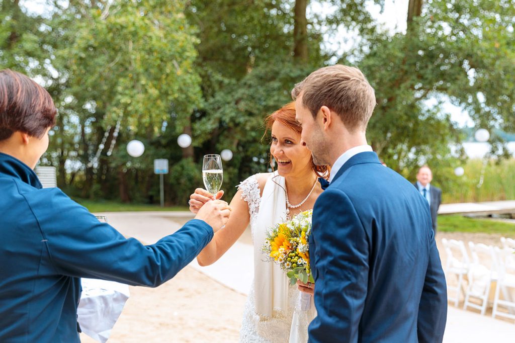 Gratulationen durch die Hochzeitsgäste und ein Sektempfang