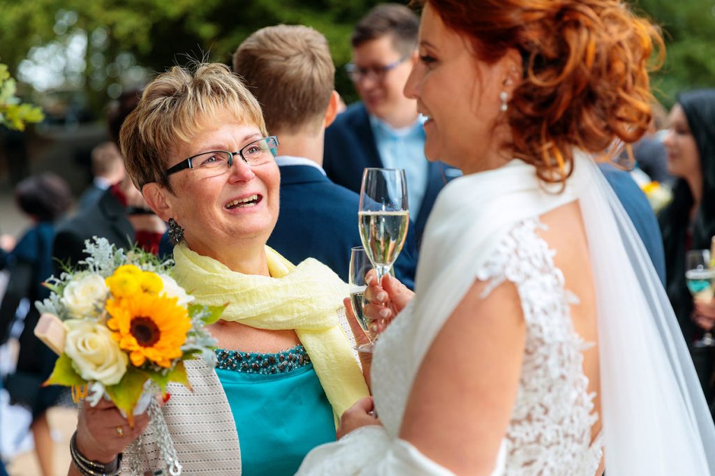 Gratulationen durch die Hochzeitsgäste und ein Sektempfang