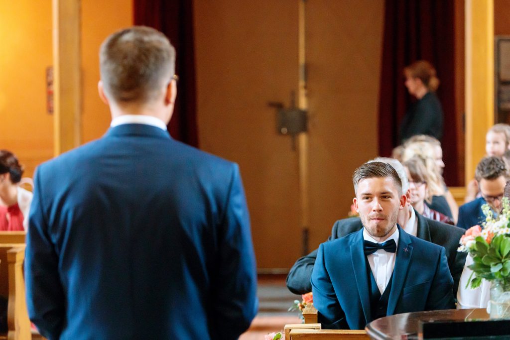Der Trauzeuge beobachtet den Bräutigam kurz vor der Trauung