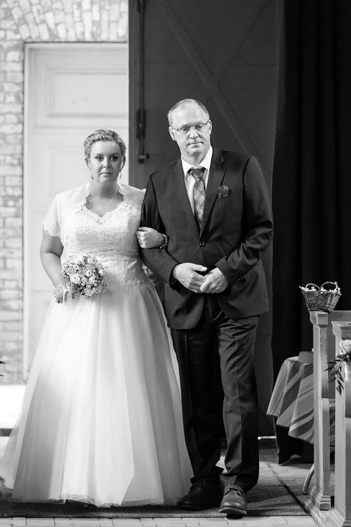 Der Brautvater geleitet seine Tochter zum Altar