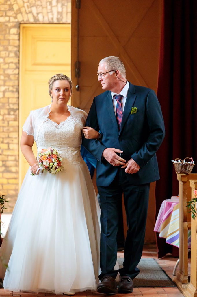 Der Brautvater sieht seine Tochter auf dem Weg zum Altar an