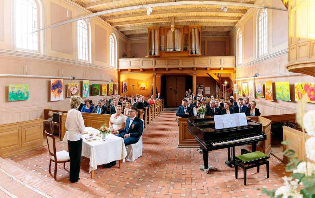Ein Blick in die Dorfkirche Petzow während der Trauung