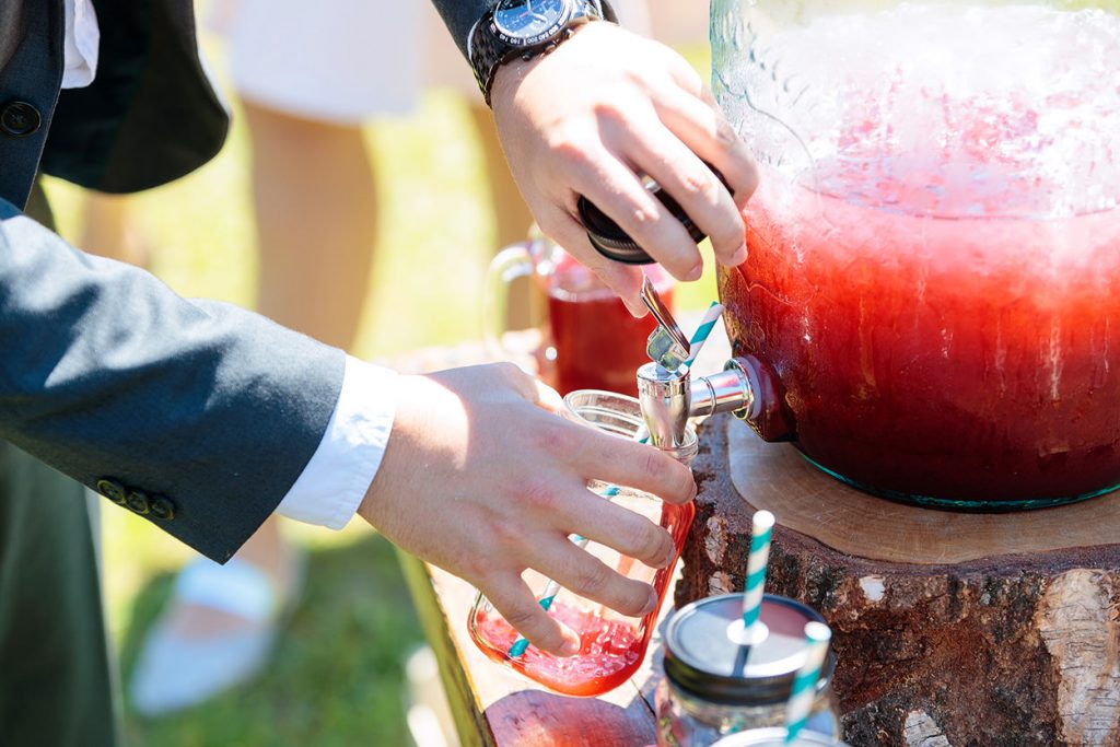 Bei Hochzeiten im Sommer sollten eure Gäste immer mit Getränken versorgt sein