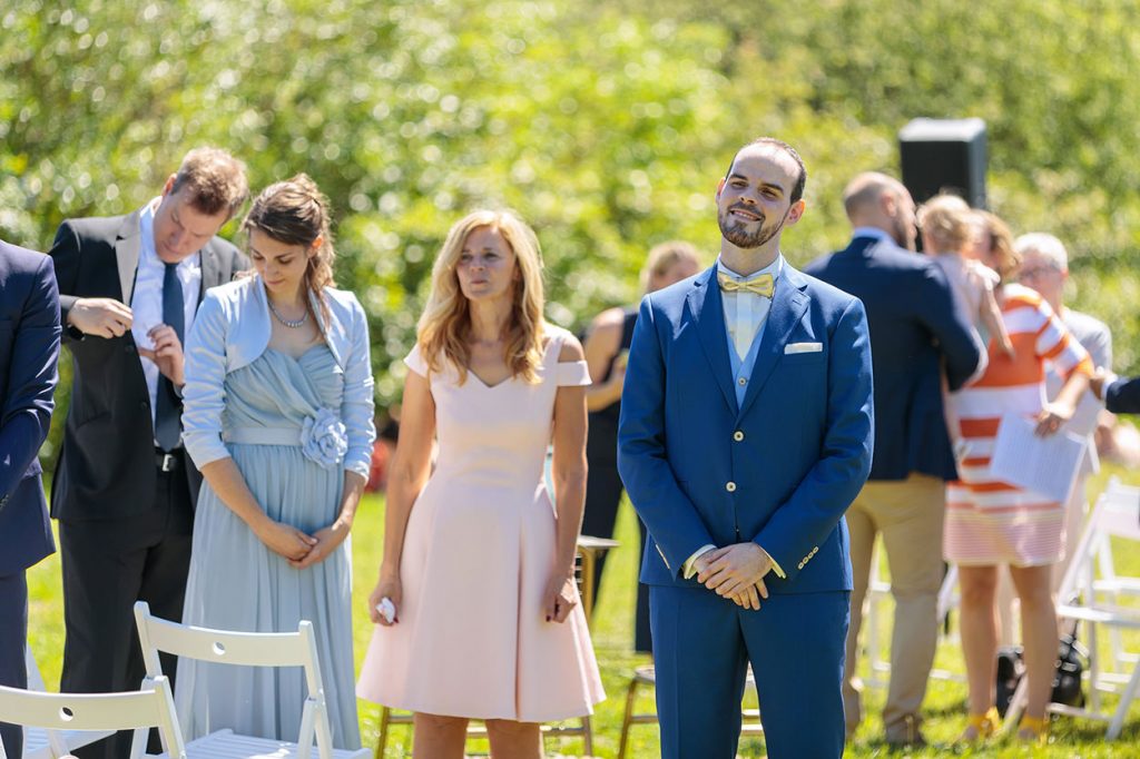 Der Bräutigam blickt voller Liebe seiner zukünftigen Frau entgegen