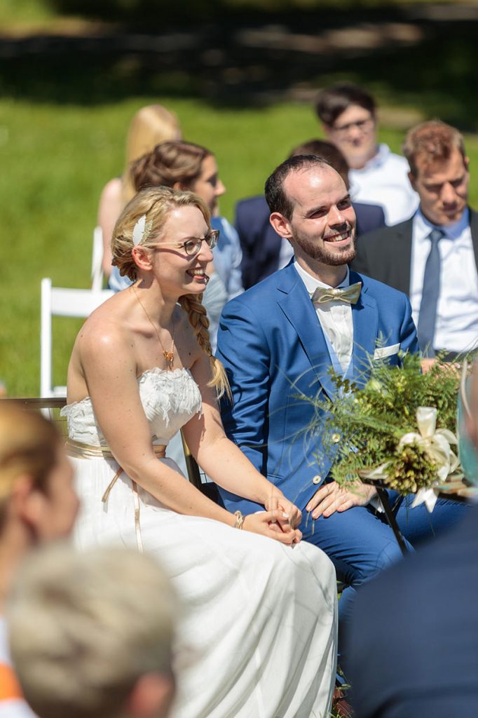 Braut und Bräutigam während der Trauung