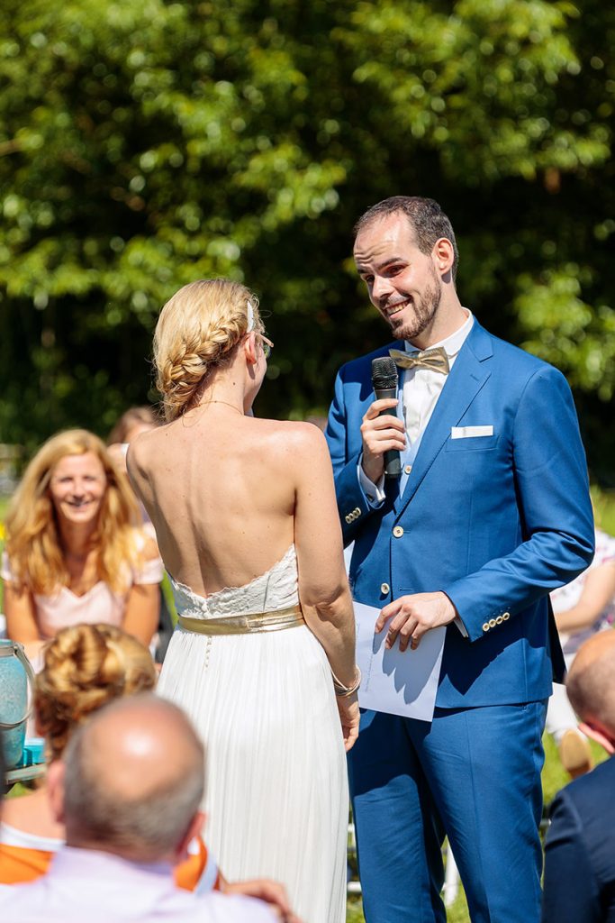 Der Bräutigam hält eine emotionale Rede während der freien Trauung