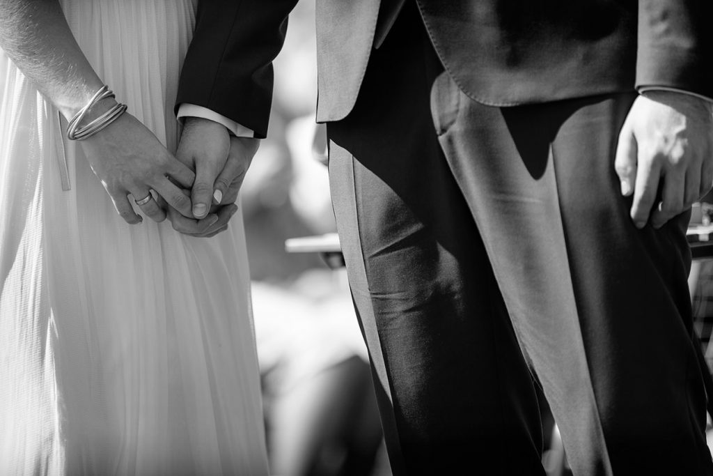 Hand in Hand, Braut und Bräutigam während der Trauung