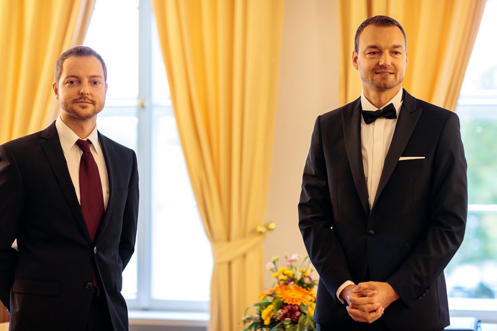 Der Bräutigam warte im Trauungsraum von Schloss Reckahn auf die Ankunft seiner Braut