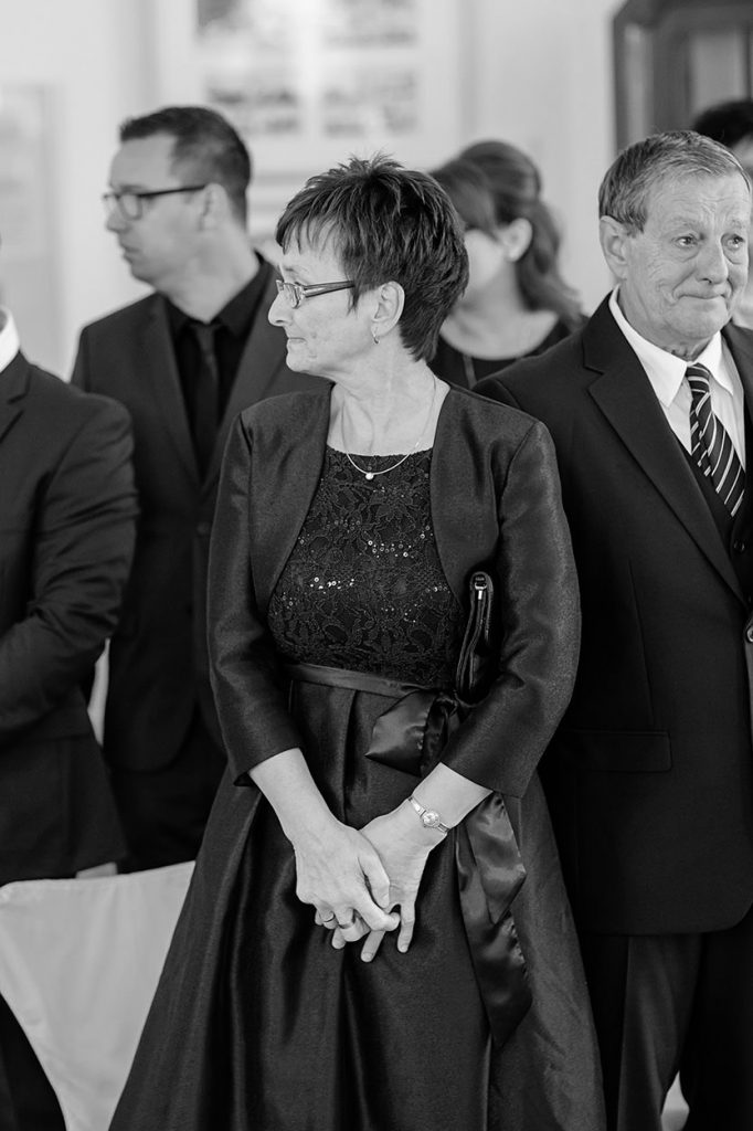 Auch die Hochzeitsgäste sind emotional ergriffen von dem Einzug der Braut