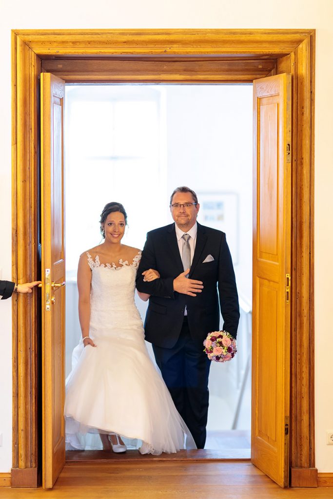 Die Braut wird von ihrem Vater in den Trauungsraum von Schloss Reckahn geleitet wo ihr Bräutigam wartet