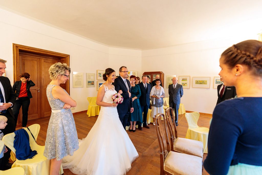 Braut und Brautvater auf dem Weg zum Bräutigam