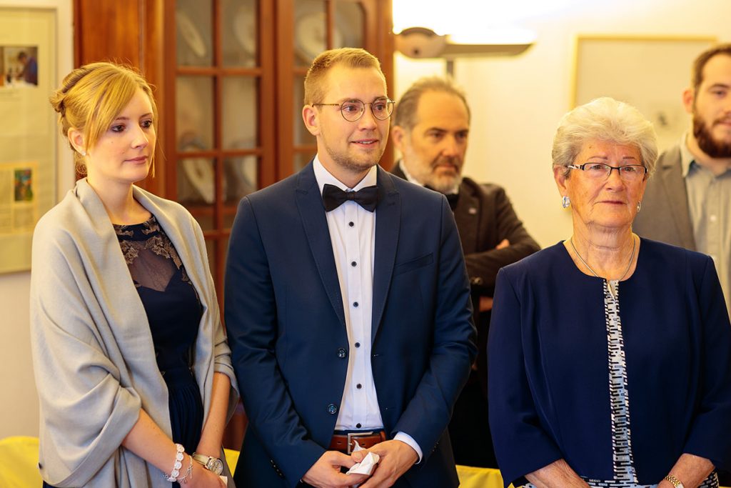 Gerührte Blicke beim Einzug der Braut