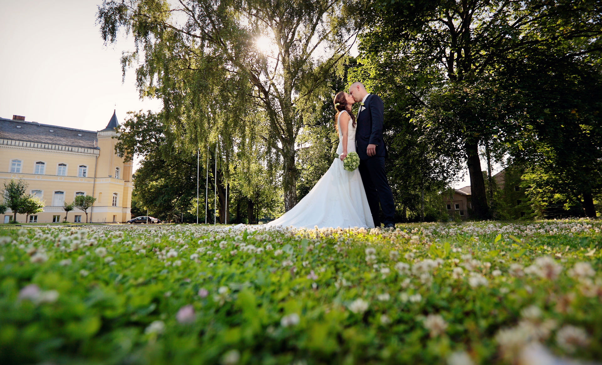 Hochzeitsfotograf Uckermark Schloss Kroechlendorff Brautpaar nach Trauung in der Kirche