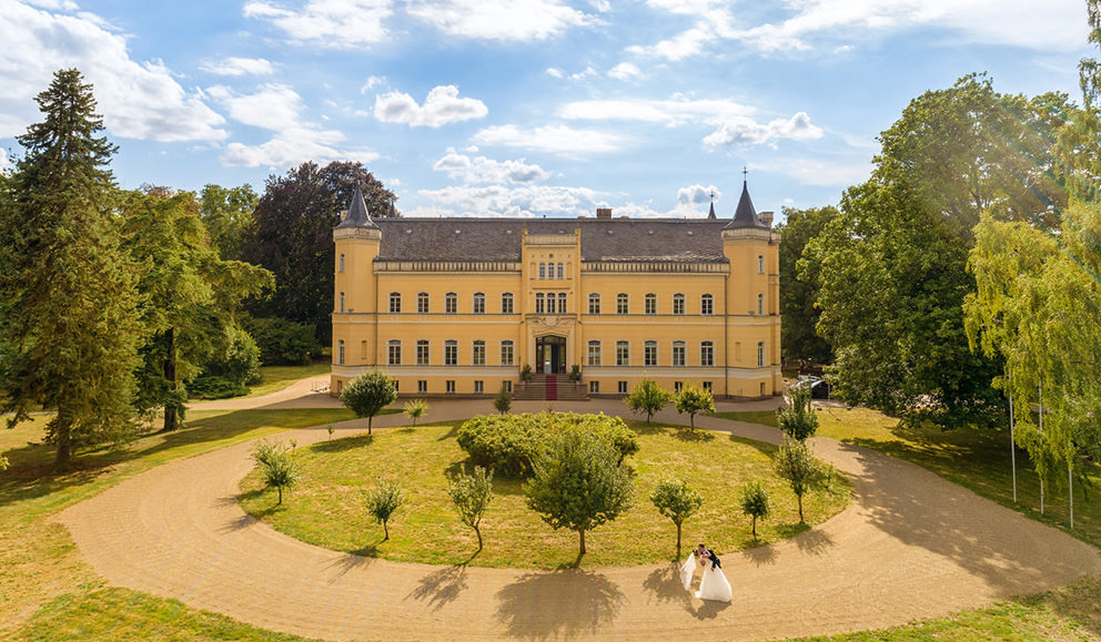 Hochzeitsfoto mit Drohne auf Schloss Kroechlendorff in der Uckermark vom Hochzeitsfotograf Hochzeitsfoto mit Drohne auf Schloss Kroechlendorff in der Uckermark vom Hochzeitsfotograf