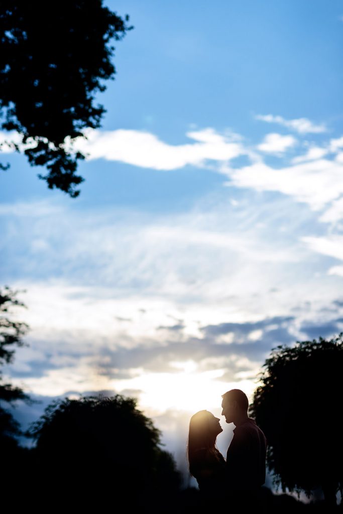 Silhouette eines Paares beim Sonnenuntergang im Park Sanssouci