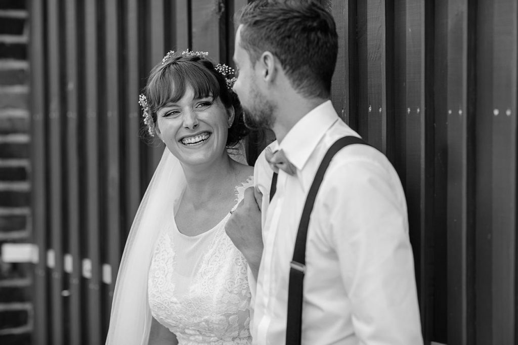 Eine strahlende Braut am Hochzeitstag im schönen Brandenburg