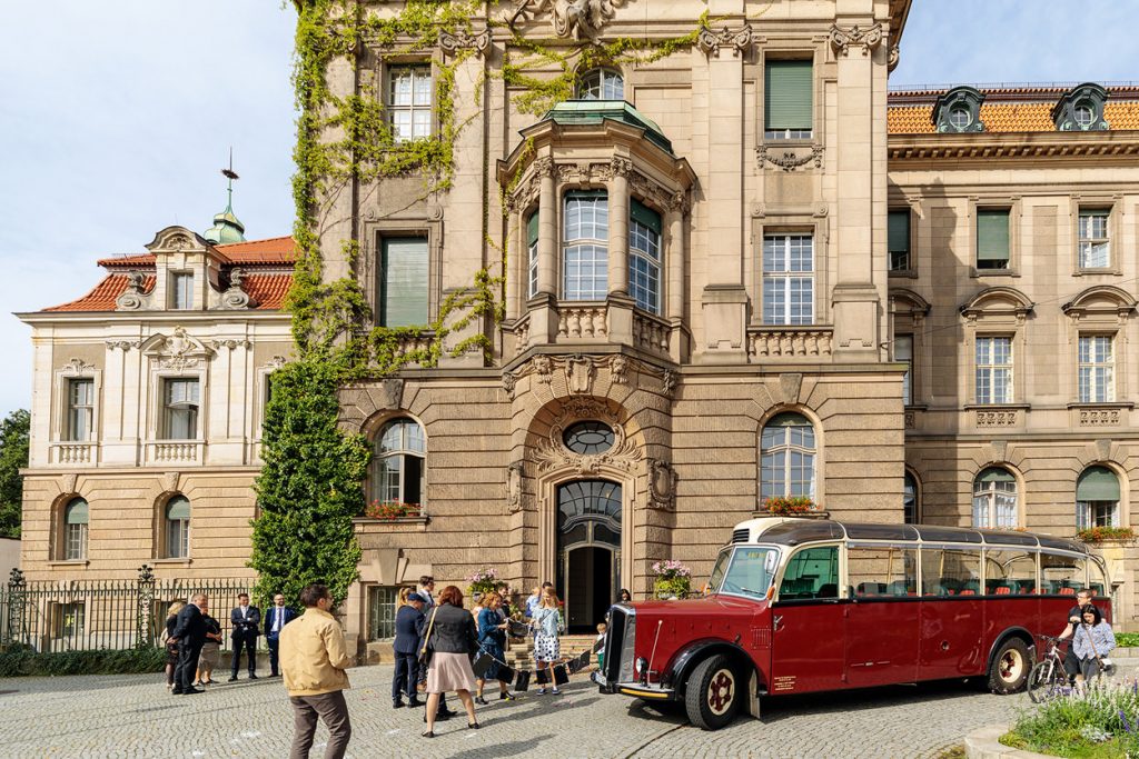 Eine charmante Bustour durch Potsdam mit Brautpaar und Hochzeitsgästen nach der Trauung im Standesamt Potsdam