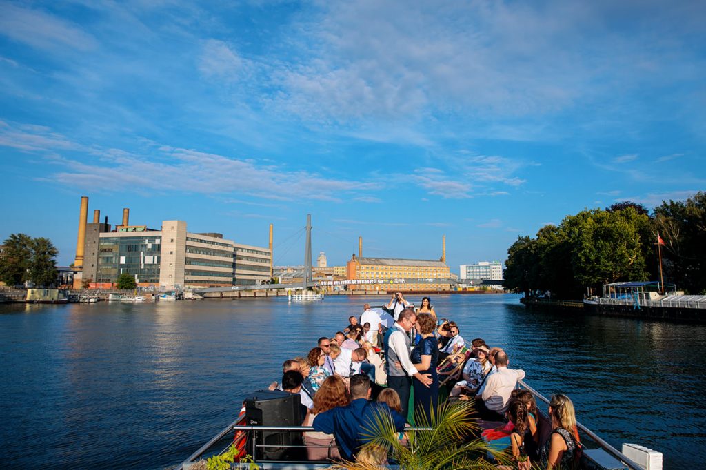 Eine Schifffahrt durch Berlin mit Brautpaar und Hochzeitsgästen nach der Trauung