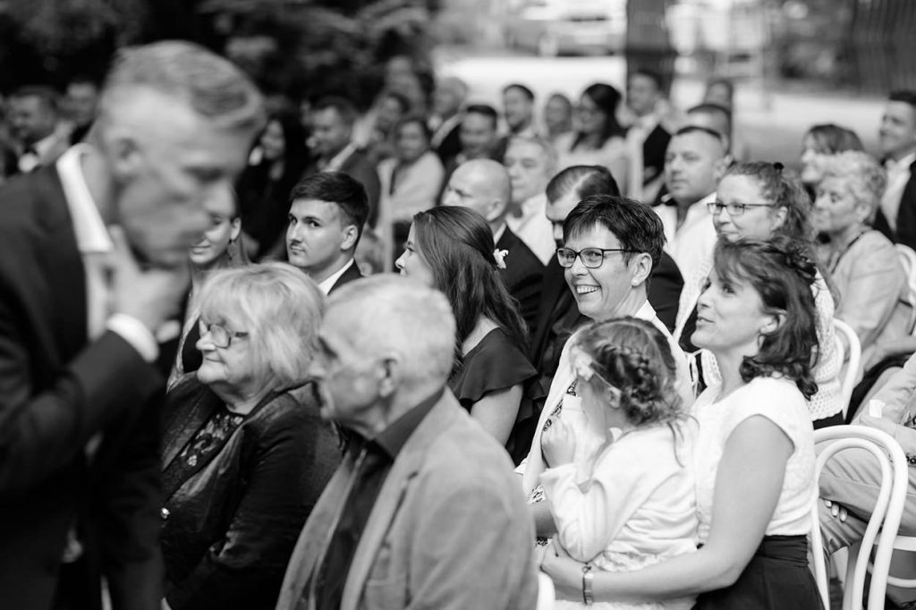 Die Ankunft der Braut ist für den Bräutigam und die Hochzeitsgäste sehr emotional während einer freien Trauung in Roskow