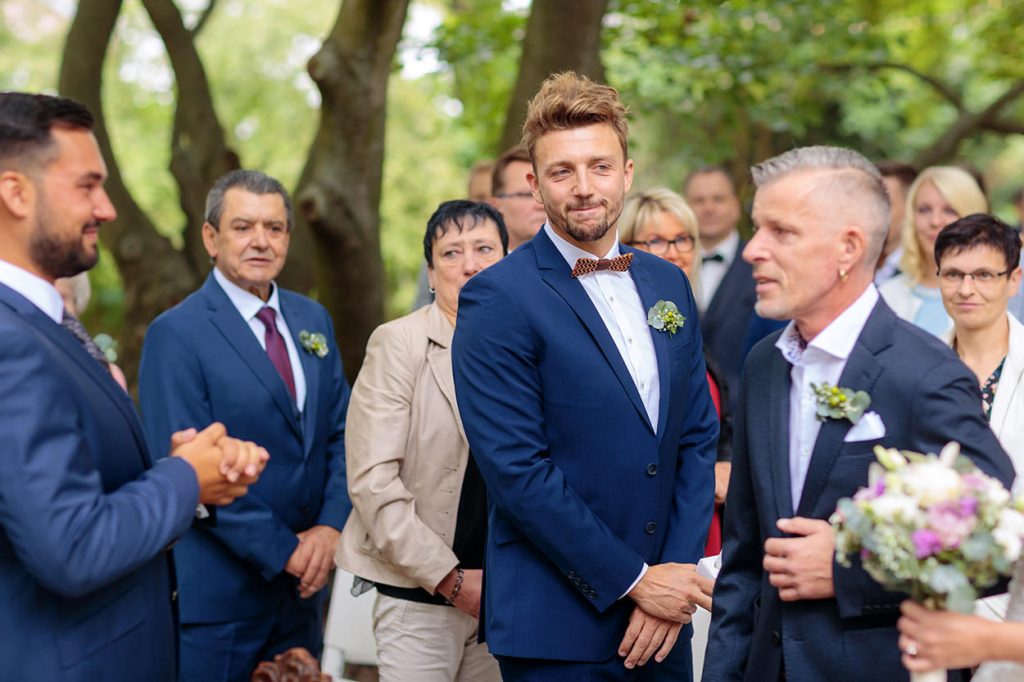 Die Ankunft der Braut ist für den Bräutigam und die Hochzeitsgäste sehr emotional während einer freien Trauung in Roskow