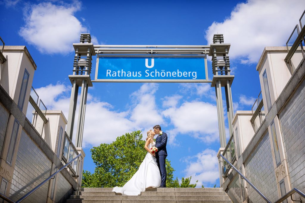 Das Brautpaar nach der standesamtlichen Trauung im Rathaus Schöneberg Berlin an einem Mittwoch