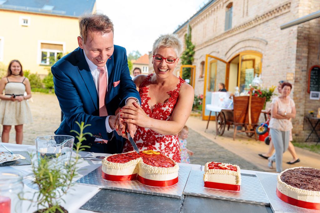 Ein Brautpaar beim Anschnitt der Hochzeitstorte