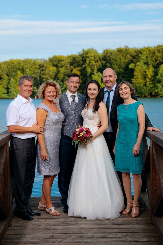 Braut, Bräutigam und Hochzeitsgäste am Nachmittag eines Hochzeitstages im Café Wildau