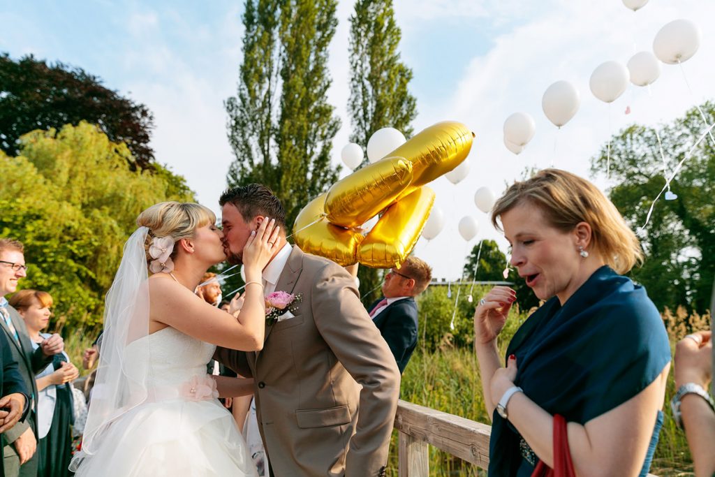 Ein Brautpaar mit Luftballons
