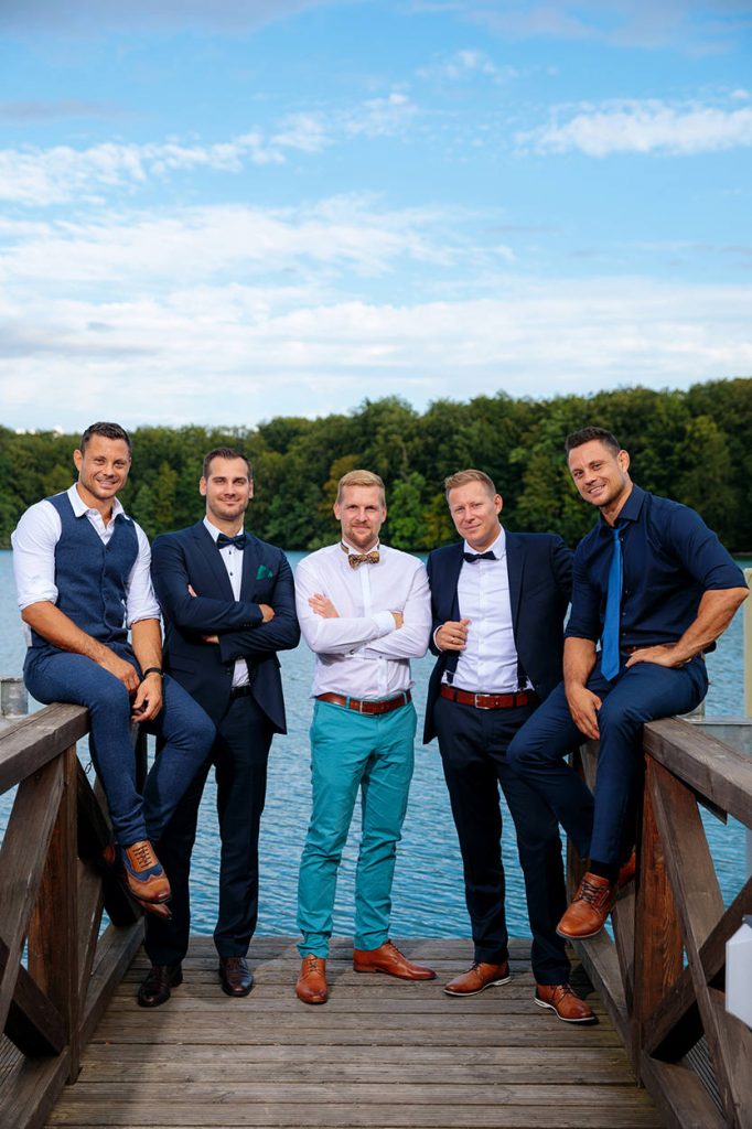 Hochzeitsgäste am Nachmittag eines Hochzeitstages im Café Wildau