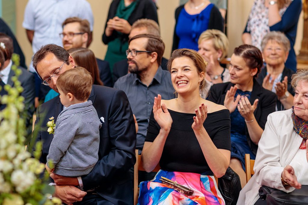 Emotionale Momente während einer Trauung in der Alte Neuendorfer Kirche Potsdam