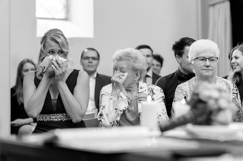 Emotionale Momente während einer Trauung in der Alte Neuendorfer Kirche Potsdam