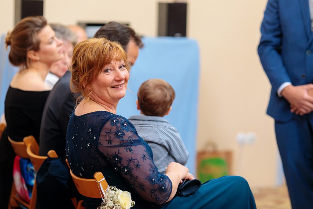 Emotionale Momente während einer Trauung in der Alte Neuendorfer Kirche Potsdam