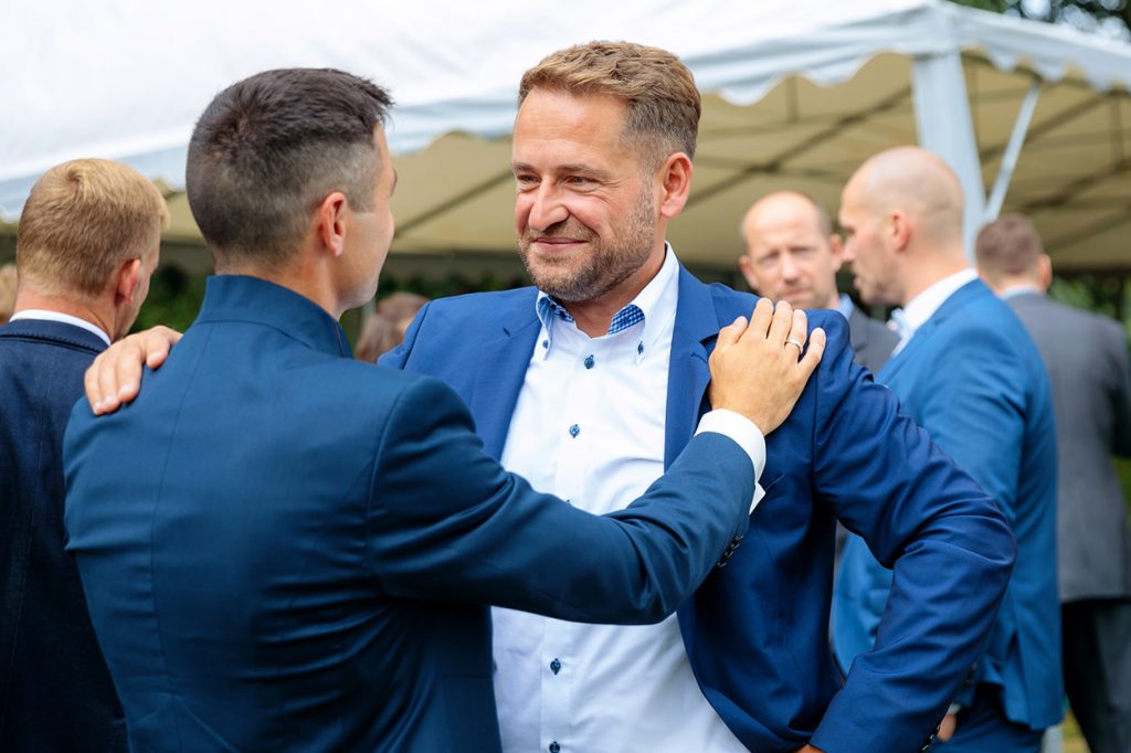 Die Gratulation des Brautpaares nach der freien Trauung am Café Wildau