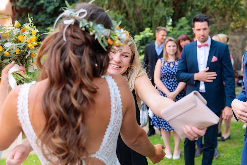 Die Gratulation des Brautpaares nach der Trauung 