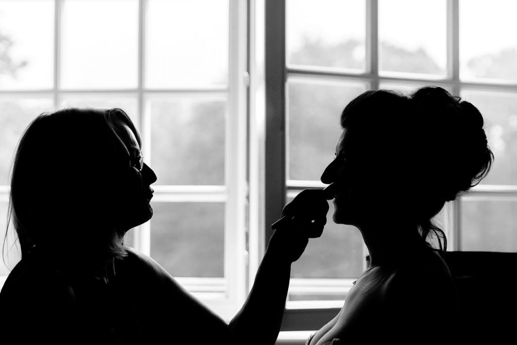 Silhouette der Braut bei den Vorbereitungen mit der Visagistin Silhouette der Braut bei den Vorbereitungen mit der Visagistin