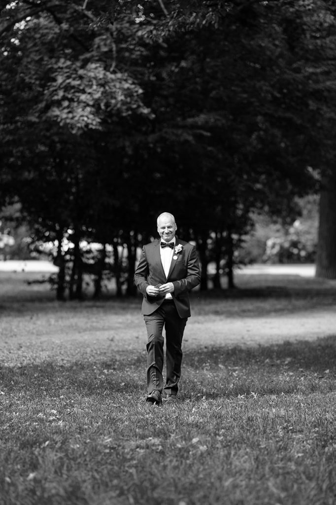 Das Vater der Braut trifft am Ort der freien Trauung vor Schloss Kartzow ein