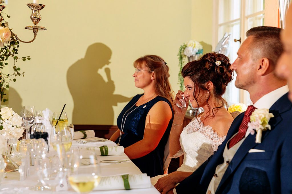 Und die Braut ihr zu Tränen gerührt durch die Rede von ihrem Vater