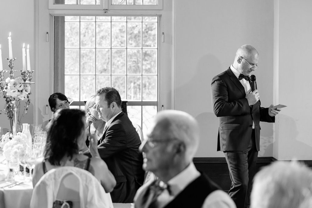 Der Brautvater hält eine emotionale Rede im Saal von Schloss Kartzow Potsdam