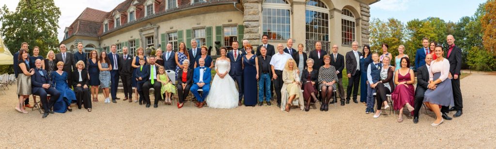 Gruppenfoto auf Schloss Kartzow im Panoramaformat mit optimaler Größe für das Hochzeitsalbum Gruppenfoto auf Schloss Kartzow im Panoramaformat mit optimaler Größe für das Hochzeitsalbum