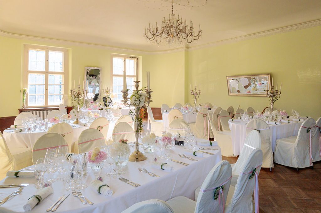 Dekoration im Festsaal zur Hochzeit Dekoration im Festsaal zur Hochzeit